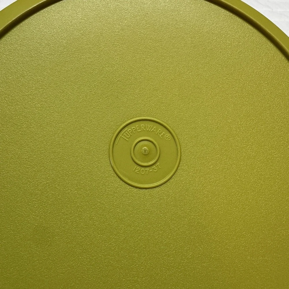 Lot‎ Of Random Tupperware Lids And Plate Various Sizes 5 Pieces